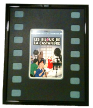 Encadrement Tintin. Multi passe-partout à anglse arrondis. Découpe du passe-partout pour imiter un négatif.