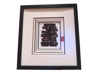 Encadrement d‘une reproduction de l‘Eau-Forte XIII de P. SOULAGES. Triple biseau anglais avec dépassants sur le bord inférieur et le bord gauche, biseau fantaisie avec dépassants sur les deux autres côtés.