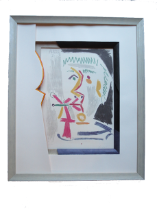 Encadrement peintures (reproduction). Sur le passe-partout, 3 cartonnettes chantournées sur la gauche. Biseau fantaisie ajouré.