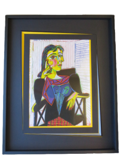 Encadrement "Dora Maar" de P. PICASSO : passe-partout noir, biseau perroquet himalaya jaune/noir et gris/noir, filets jaunes et baguette noire 54 cm x 67 cm.