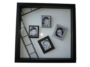Encadrement de 4 photos d‘identité : entre 2 verresavec papier imitation négatif, combinaison de biseau inversé et passe partout enchevêtré