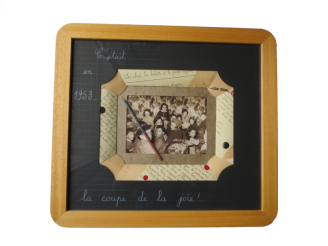 Encadrement photo. Biseau fantaisie à coins "croqués". Pour renforcer l‘idée de l‘ardoise, rajout d‘objets liés à l‘écriture.