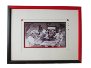 Encadrement photo. Lavis autrement sur un biseau anglais bicolore rouge et noir. Baguette bicolore.